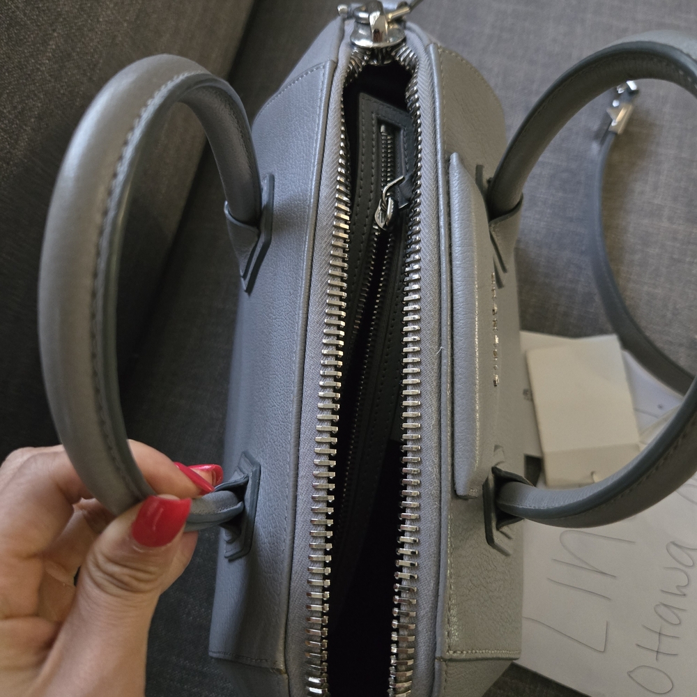 Givenchy Small Antigona in pearl grey - Picture 5 of 16